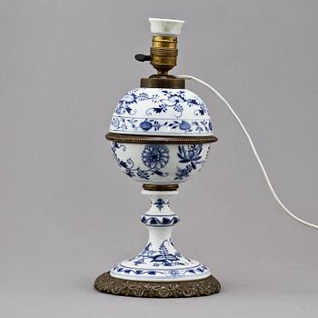 BORDSLAMPA, porslin, Meissen, 1900-talets första hälft.