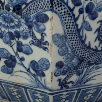 A large blue and white flower pot, Qing dynasty, late 19th century.