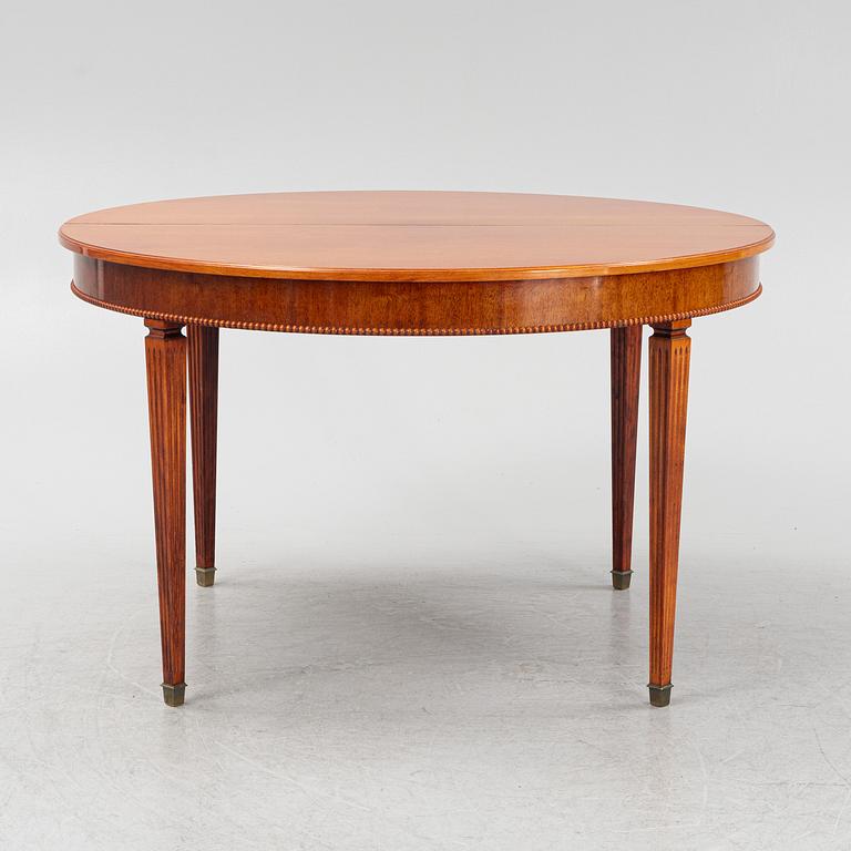 A Gustavian style mahogany dining table, 20th Century.