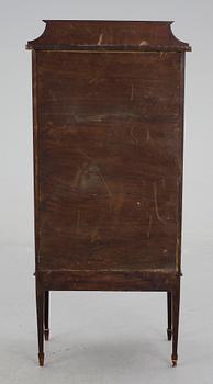 VITRINSKÅP, louis XVI-stil, 1900-tal.