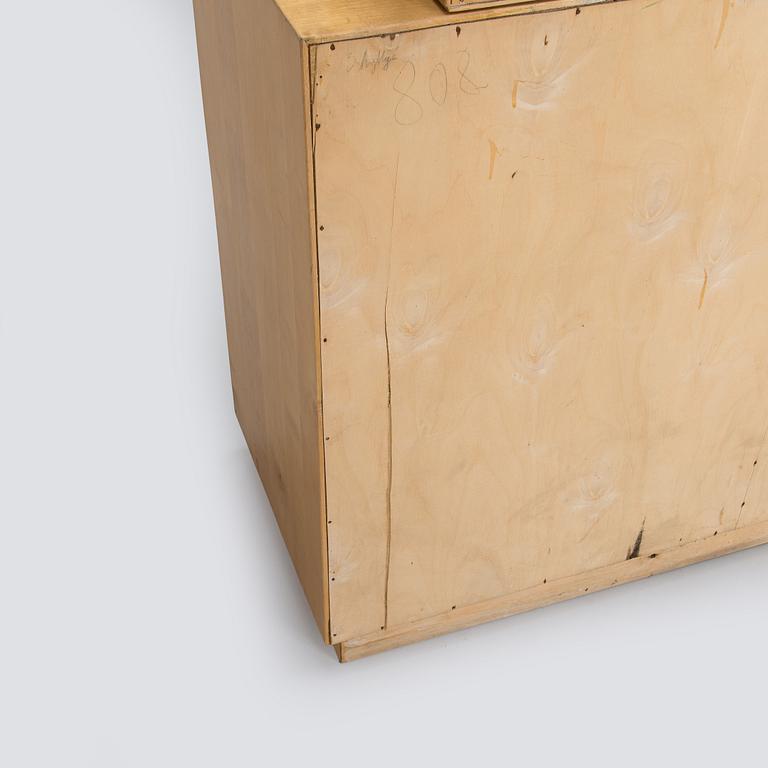 Aino Aalto, kaappi, malli 808 ja vitriini, malli 214 O.Y. Huonekalu- ja Rakennustyötehdas A.B. 1950-luvun alku.