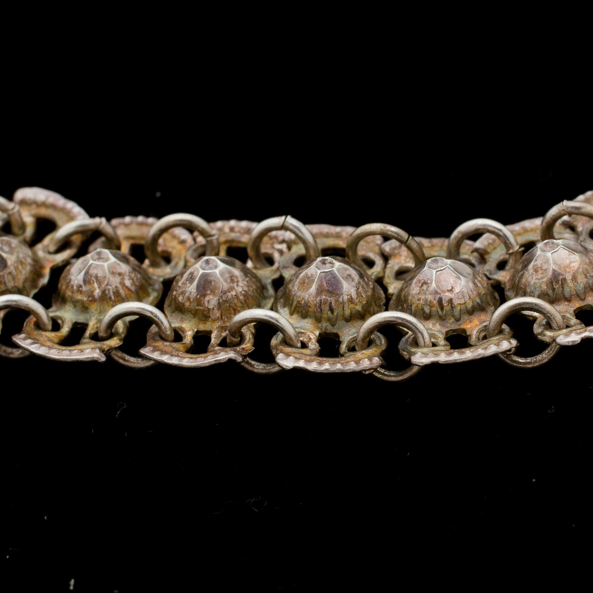 DRÄKTSMYCKEN, 2 st. Silver. 1800-talets mitt. Vikt 33 g.