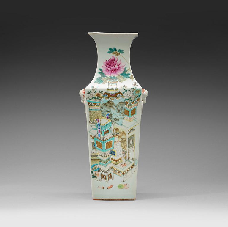 A squared famille rose vase, late Qing dynasty (1644-1912).