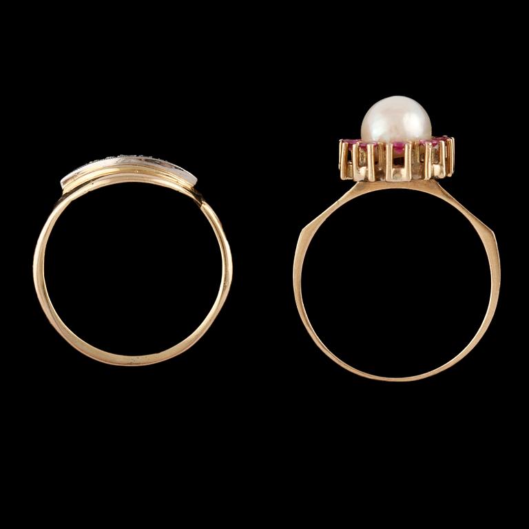 RINGAR, 2 st, 18k guld med liten briljantslipad diamant, odlad pärla samt 9 rosa safirer, 1900-tal. Vikt 7 g.