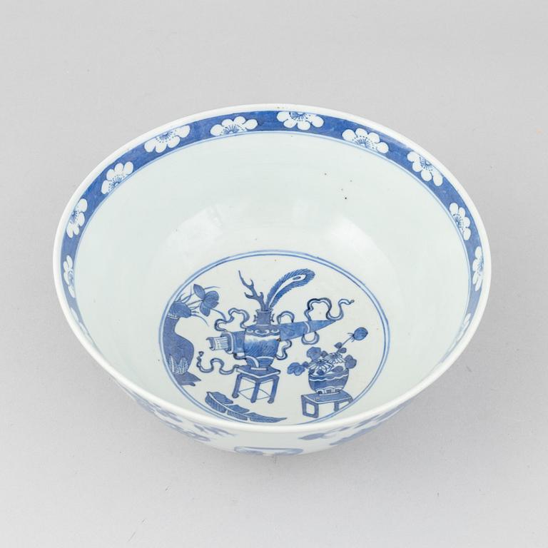 A porcelain punch bowl, China, 19th century.