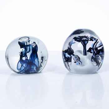 Six glass paper weights, including Robert Eickholt, USA, 1985, & klas-Göran Tinbäck, Sweden.