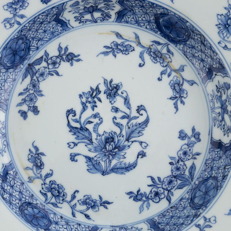 A set of six blue and white soup plates, Qing dynasty, Qianlong (1736-95).