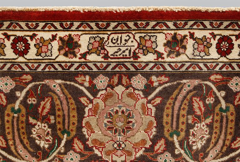 A Tabriz carpet signed Amirkhiz, ca 485 x 343 cm.