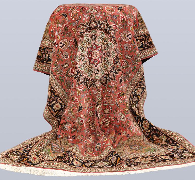 A part silk Tabriz carpet, approx. 50 Raj, 292 x 202 cm.