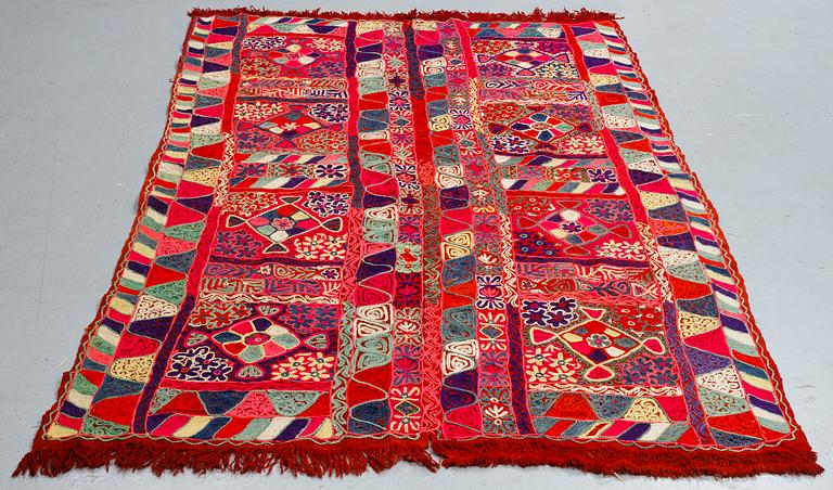Vävnad med broderier, semiantik/old, träsknomader, Irak, ca 235 x 146 cm.