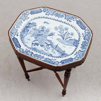 STEKFAT, porslin, Kina, Qianlong 1736-1795 med STÄLL.