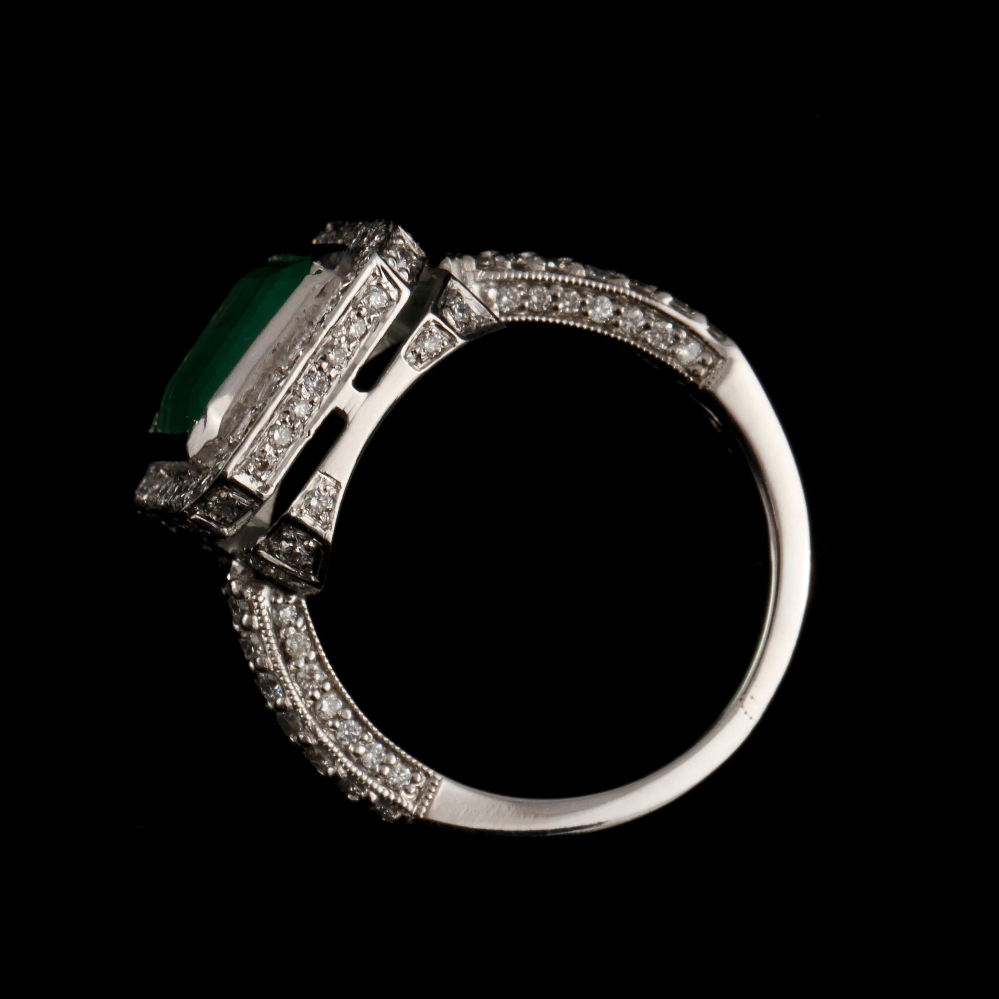 RING, 18k vitguld med smaragdslipad smaragd samt briljanslipade diamanter. Vikt 7 g.