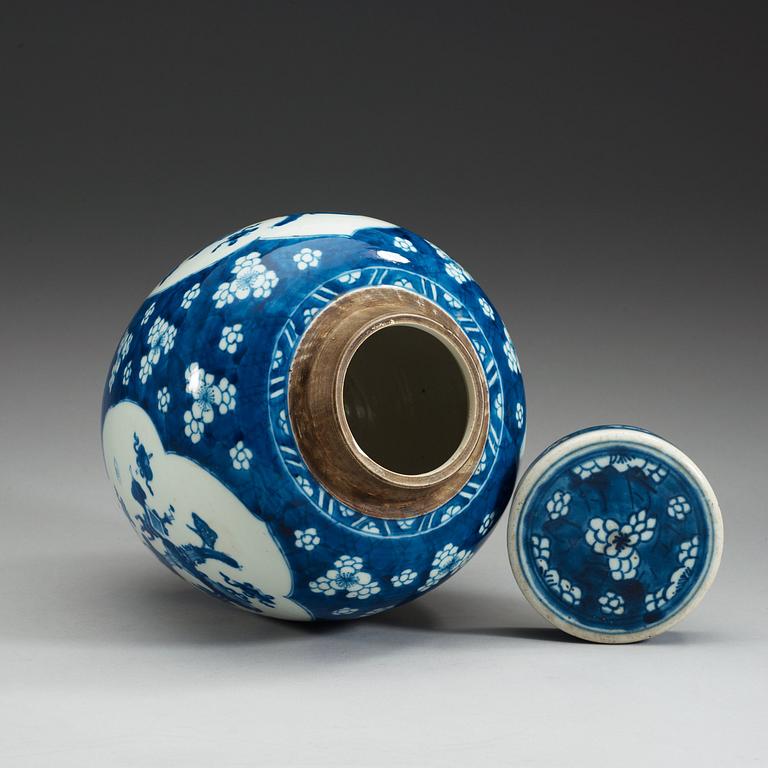 A blue and white jar with cover, Qing dynasty.