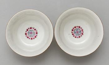 A pair of famille rose bowls, prob late Qing dynasty (1644-1920).