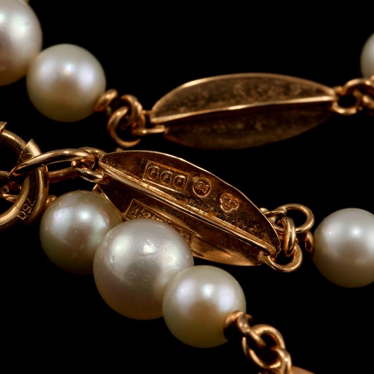 COLLIER, 18 k guld med odlade pärlor, Trege, Göteborg, 1966. Vikt 16 g.