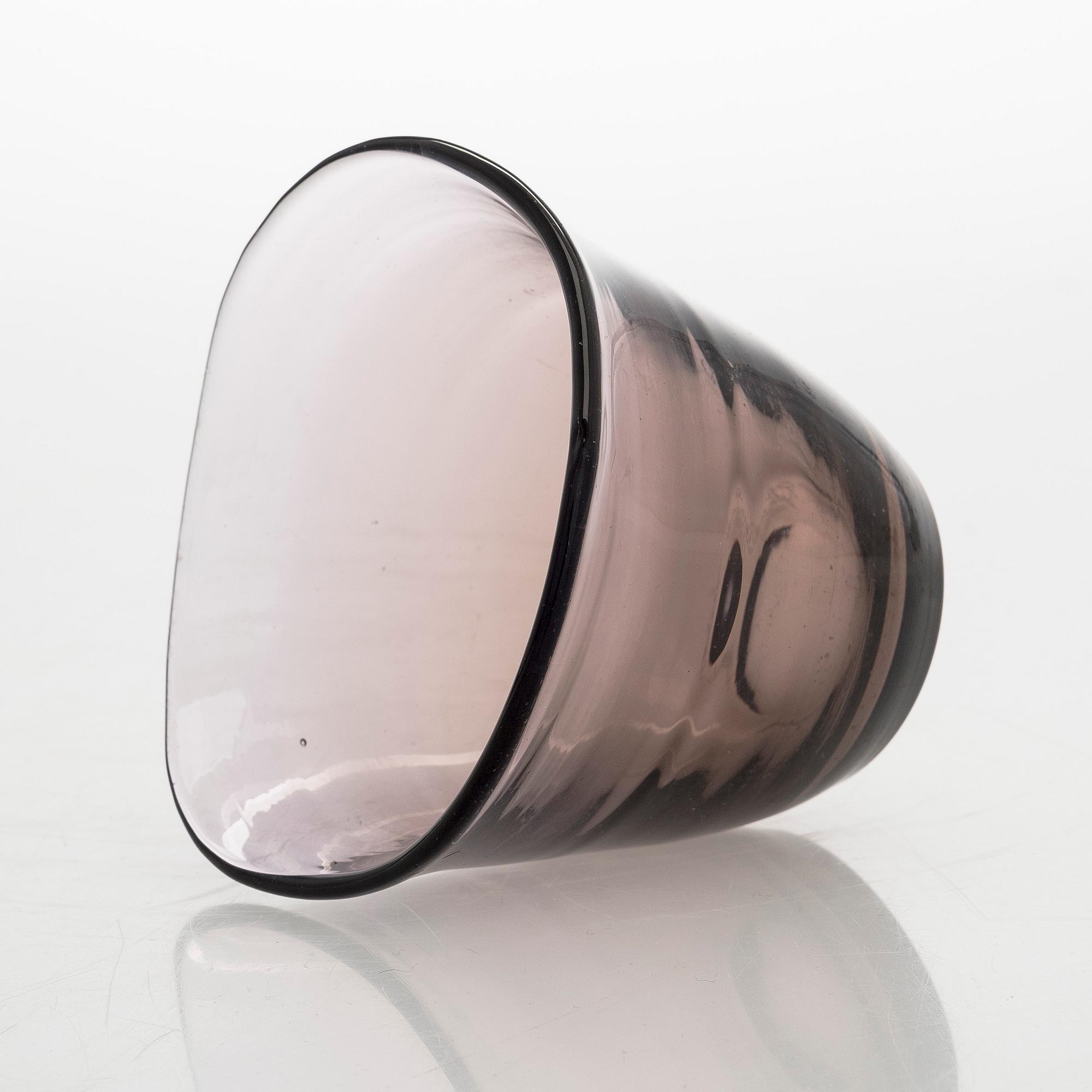 Gunnel Nyman, skål, modell 38 / 11123, signerad Gunnel Nyman Riihimäen Lasi Oy. Formgiven 1938.