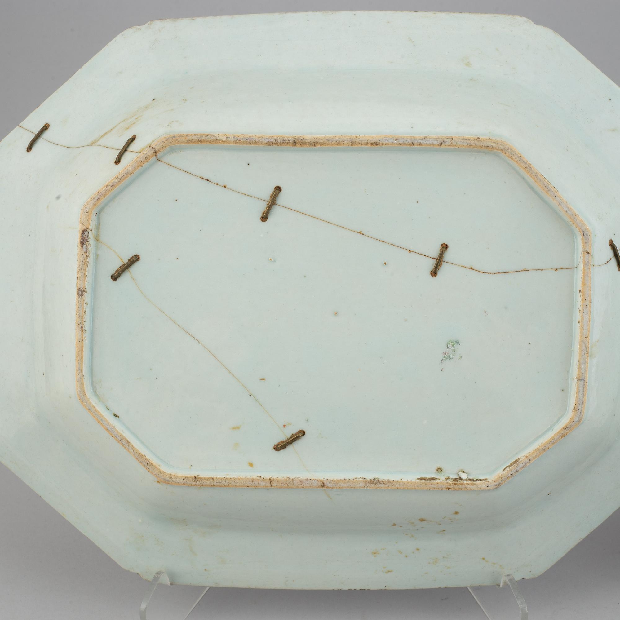 Stekfat, ett par, samt tallrikar, 3 st, urnor 2 st, porslin. Kina, 1700-1900-tal.