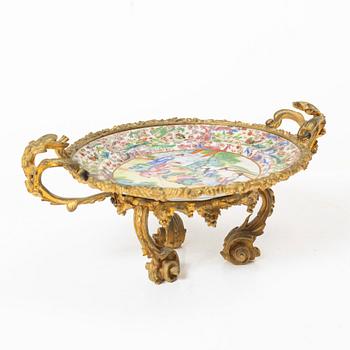 A pair of Chinese Export Canton dishes/tazzas, Qing dynasty, 19th century.