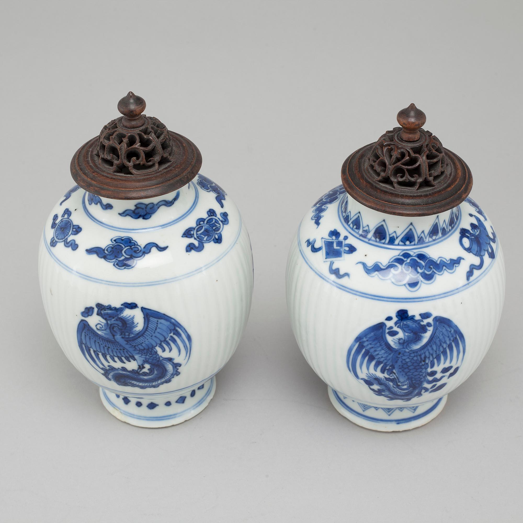 TEKRUKOR, ett par, porslin. Qingdynastin, Kangxi (1662-1722).