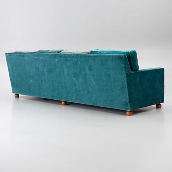Josef Frank, a model 3031 sofa, Firma Svenskt Tenn, AB O.H: Sjögren, 2021.