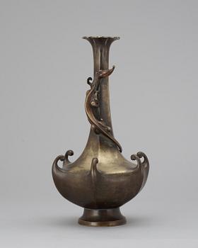 278. An early 20th Century brons vase, Japan.