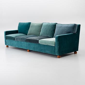 Josef Frank, a model 3031 sofa, Firma Svenskt Tenn, AB O.H: Sjögren, 2021.