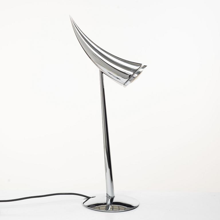 Philippe Starck, Bordslampa "Ara" av förkromad metall. Flos, Etikettmärkt.