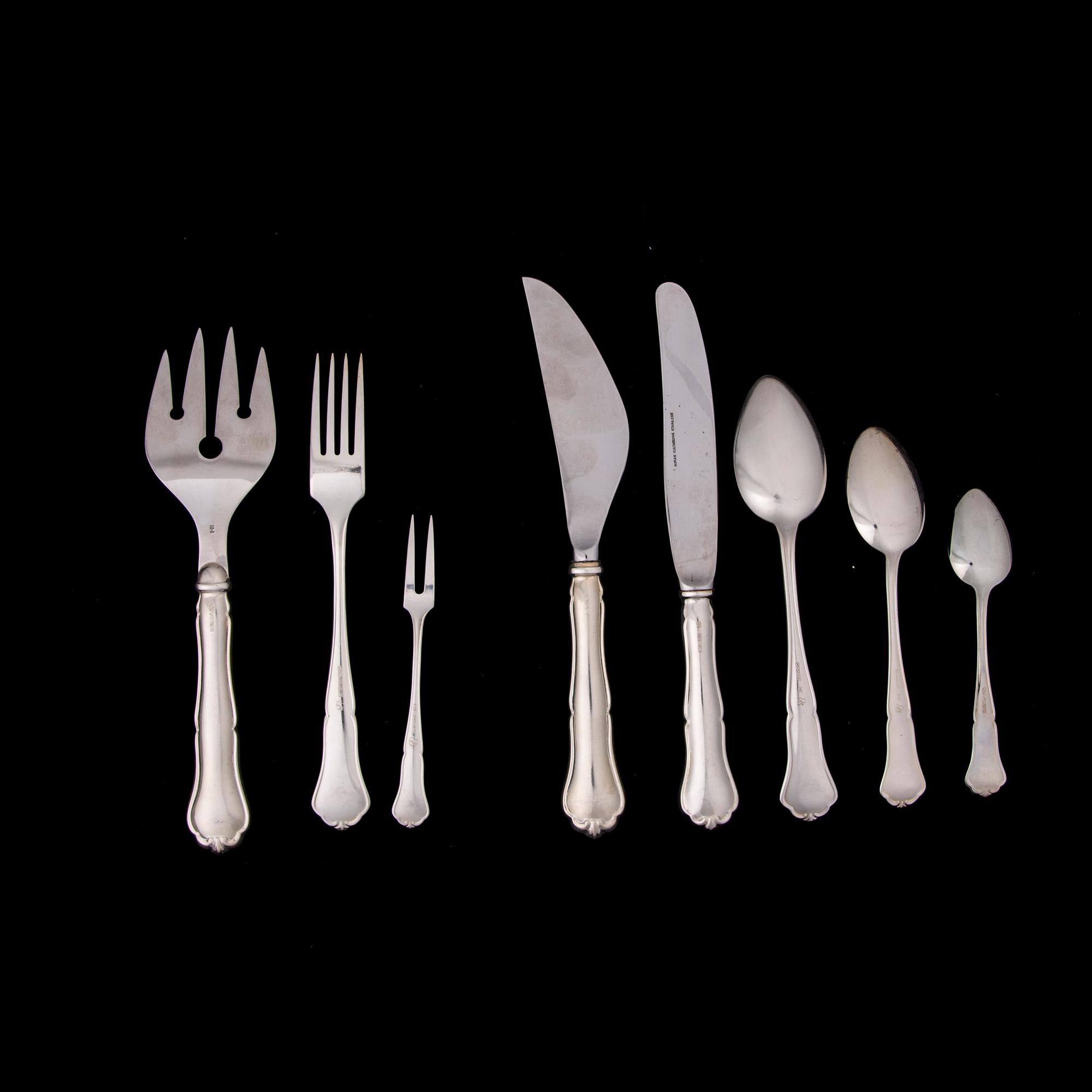 BESTICKUPPSÄTTNING i SCHATULL, 35 delar, silver, "Chippendale". Vikt utan knivar och tårtbestick 710 g.