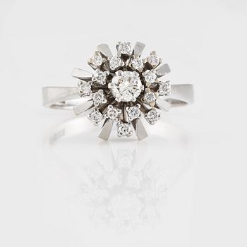 RING, 18K vitguld med  17 briljantslipade diamanter 0.54 ct, Ahlen & Samuelson, Stockholm, 1973. Vikt 6,8 gram.