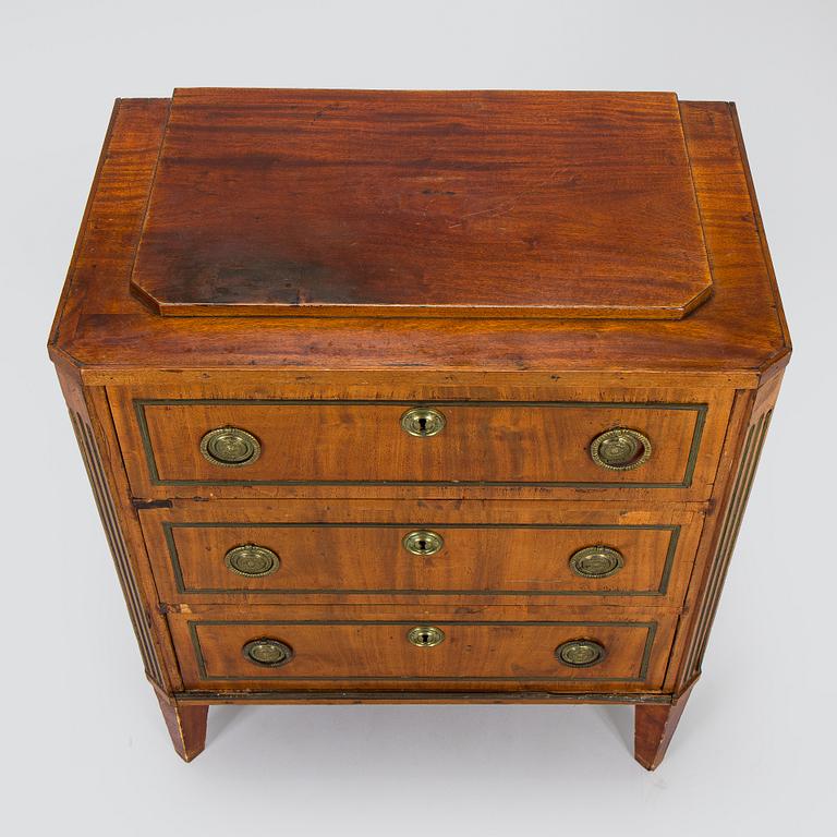 Chest of drawers, late Gustavian, early 19th century, with parts from the early 20th century.
