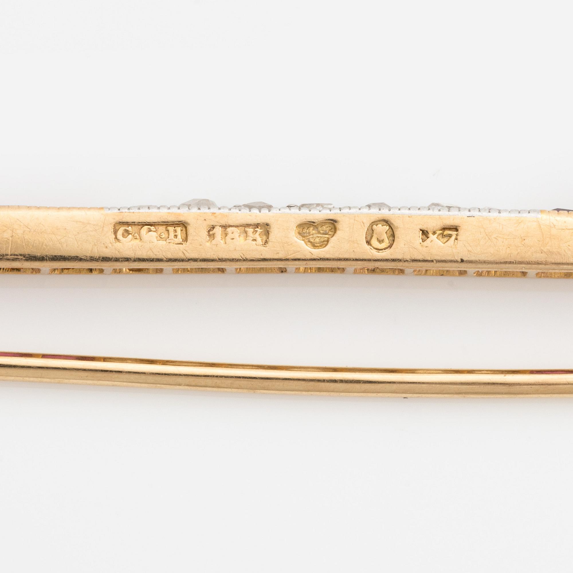 C.G Hallberg, brosch, art déco, 18K guld med carréslipade rubiner och rosenslipade diamanter, 20-tal.