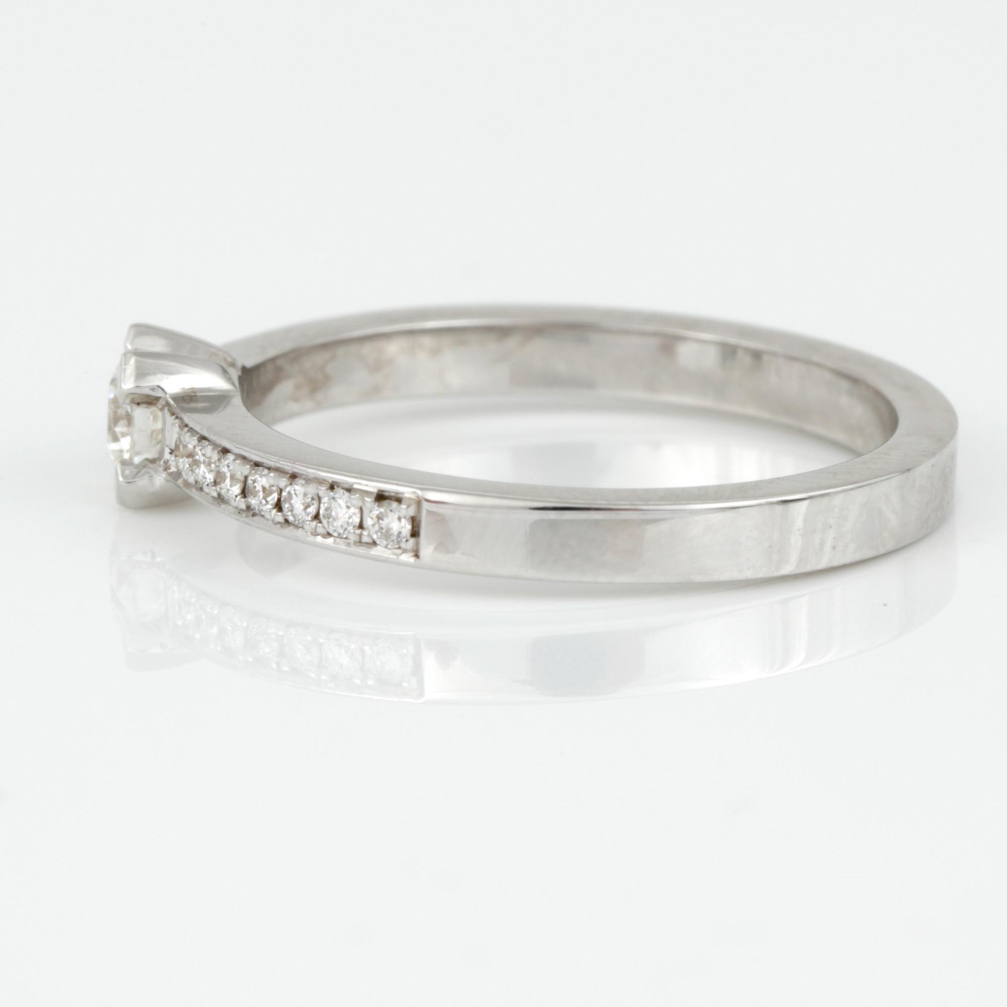 RING, 14K vitguld med briljantslipade diamanter, tot ca 0,32 ct. Vikt 3,20 g.