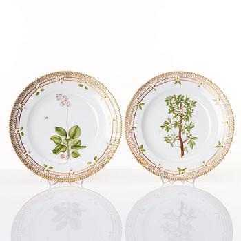 A set of nine Royal Copenhagen 'Flora Danica' dinner plates, Denmark, 20th Century.