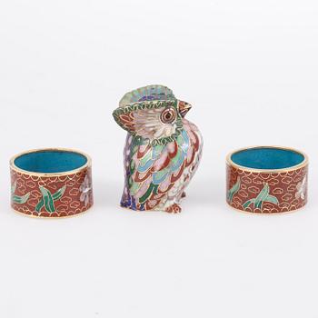 FIGUR samt SERVETTRINGAR, 3 delar cloisonné, 1900-tal.