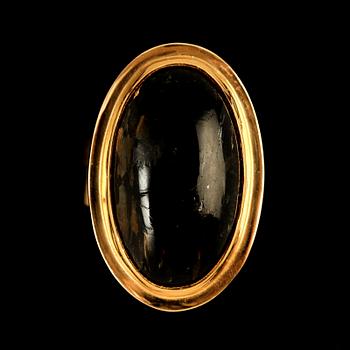RING, 18k guld med cabochonslipad vulkansten, A Högbergs eftr Göteborg 2004. Vikt 17 g.
