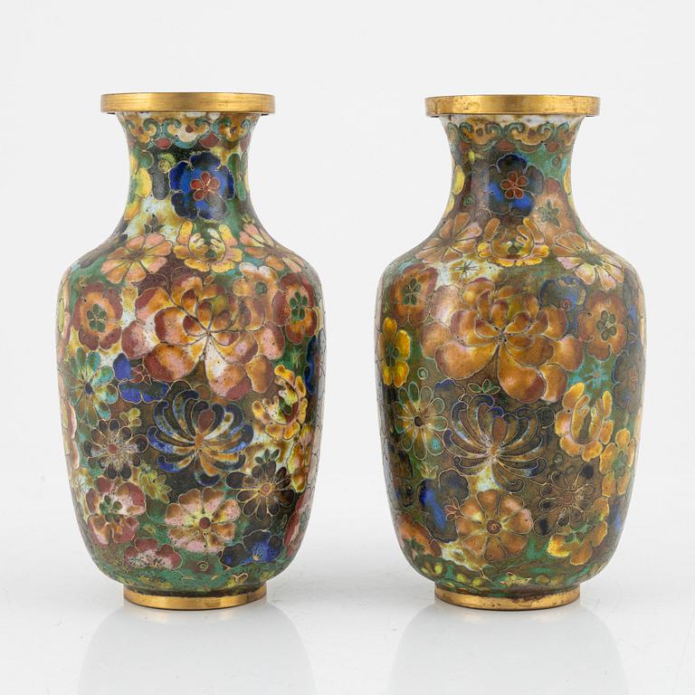 Vaser, ett par, cloisonné. Kina, 1900-tal.