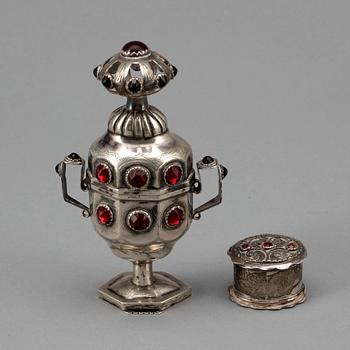 LUKTDOSOR, 2 st silver, sannolikt Danmark, 1700/1800-tal. Vikt 87 gram.