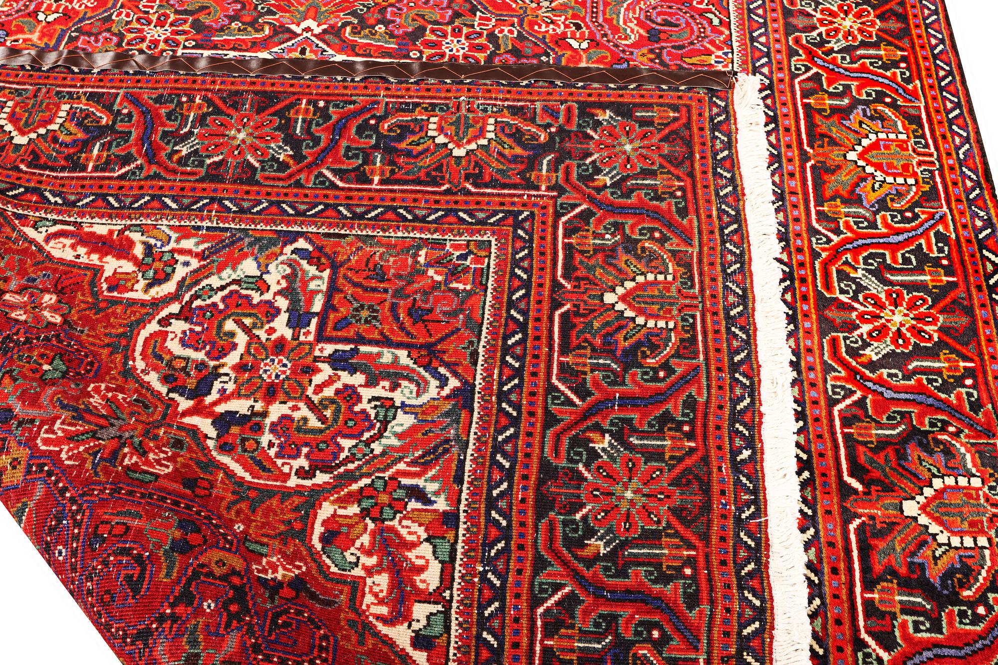 A Heris carpet, a. 295 x 207 cm.