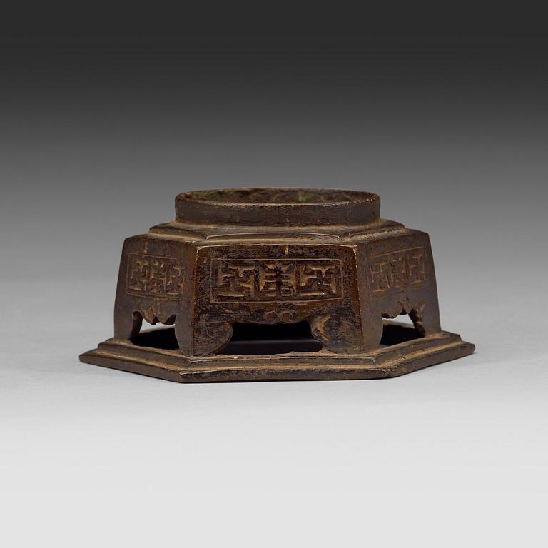 A bronze stand. Ming dynasty (1368-1643).