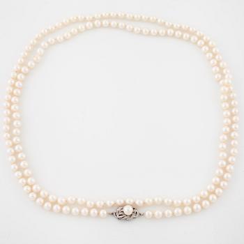 A cultured pearl necklace.