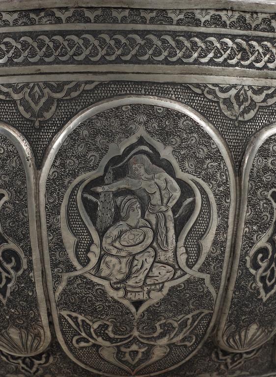 VATTENKÄRL PÅ FOT, försilvrad koppar, mellanöstern, 1900-tal.