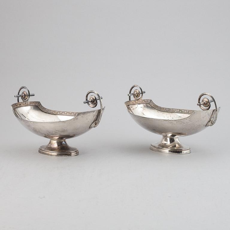 A pair of silver plated bowls, first half of the 20th Century.