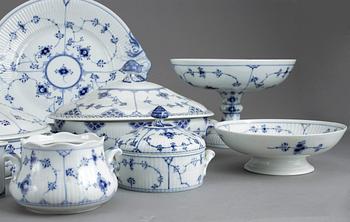 SERVIS, 96 delar, porslin, "Musselmalet", Royal Copenhagen, 1900-talets andra hälft.