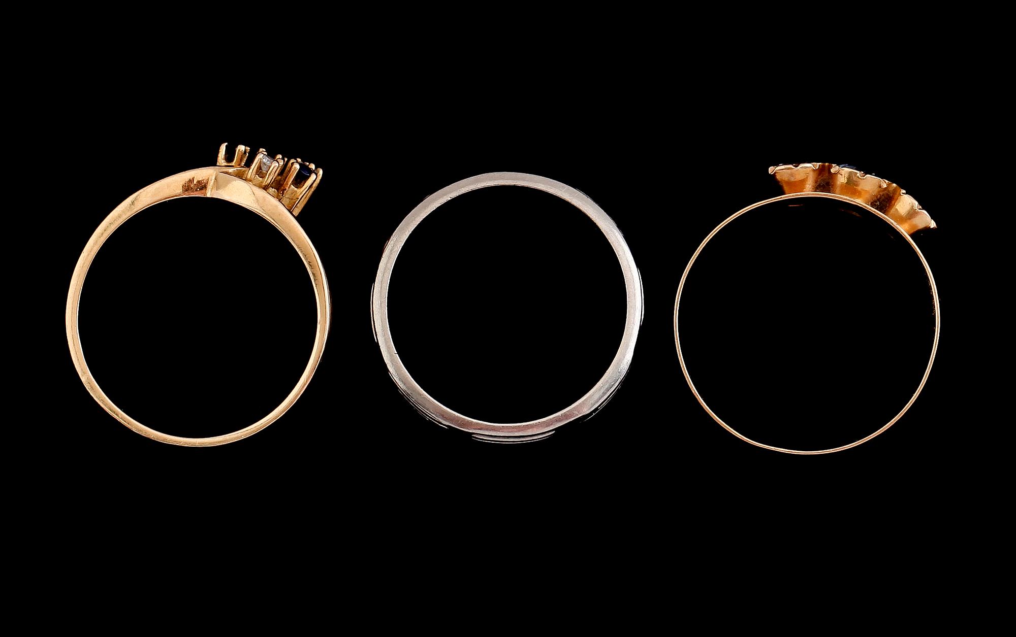 RINGAR, 3 st, 18 k guld, 1900-talets andra hälft. Total vikt ca 8 gram.