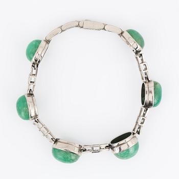 ARMBAND, vitguld 18K, cabochonslipade smaragder samt briljantslipade diamanter, BLg, Stockholm 1957. Tot ca 22 g.