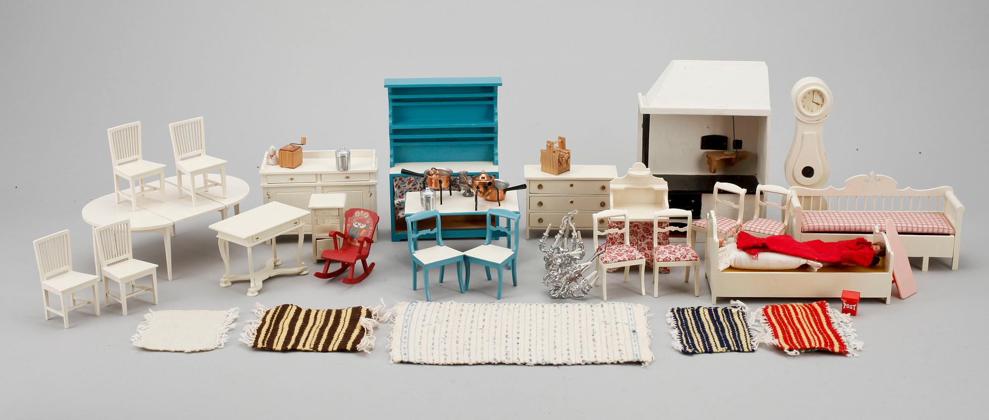 DOCKSKÅPSMÖBLER, 32 delar samt smådelar ca 10 st, de flesta "Nolbyn Värmländskt hantverk", Berit Bergström. 1940-50-tal.