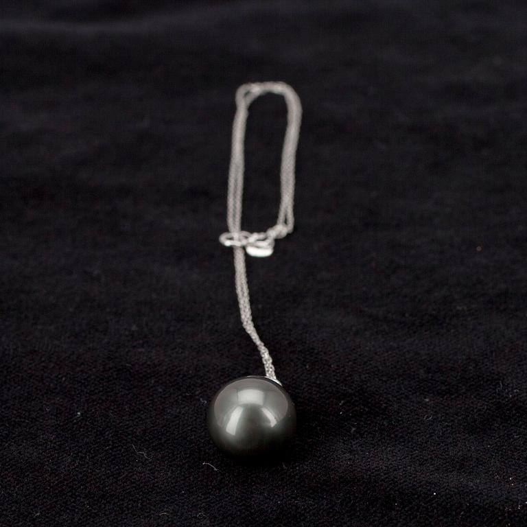 HÄNGSMYCKE, vitguld 18K, tahitipärla 13-14 mm. 2000-tal.