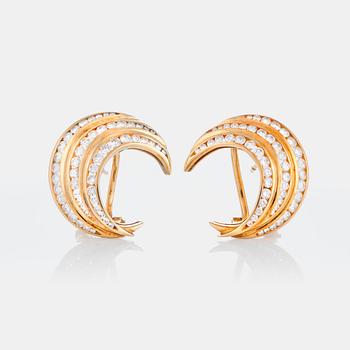 959. A pair of earrings in 18K gold set with round brilliant-cut diamonds with a total weight of ca 1.75 cts.