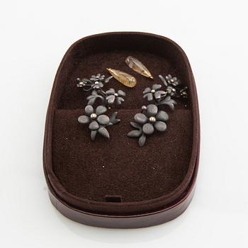Ole Lynggaard, örhängen, ett par, "Forest", oxiderad silver med rödguldsinfattningar och briljantslipade diamanter samt extra hängen.