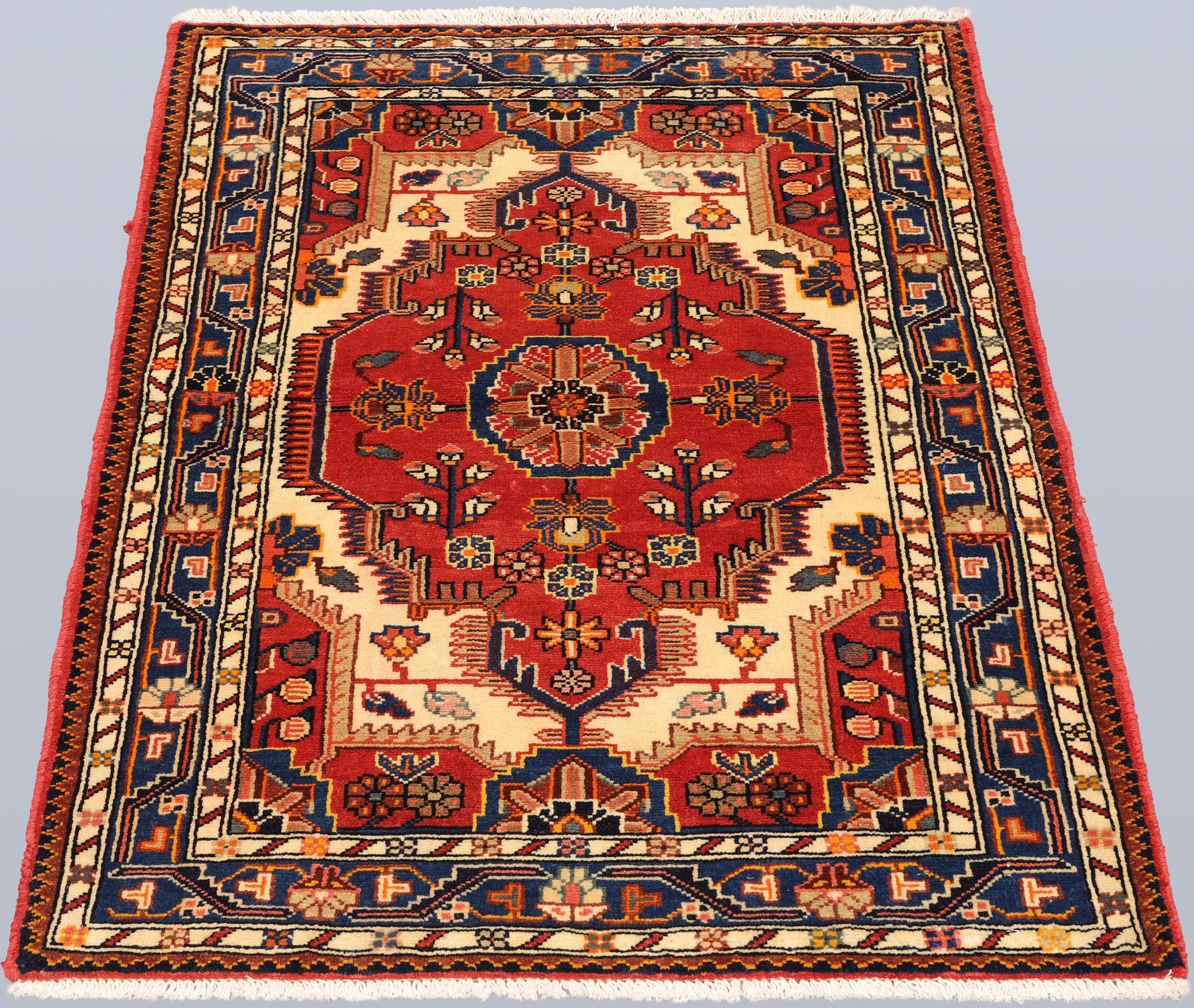 A Hamadan rug, approx. 118 x 90 cm.